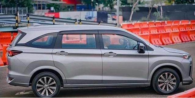 10萬級的豐田7座MPV,20萬的顏值,省油耐用空間大