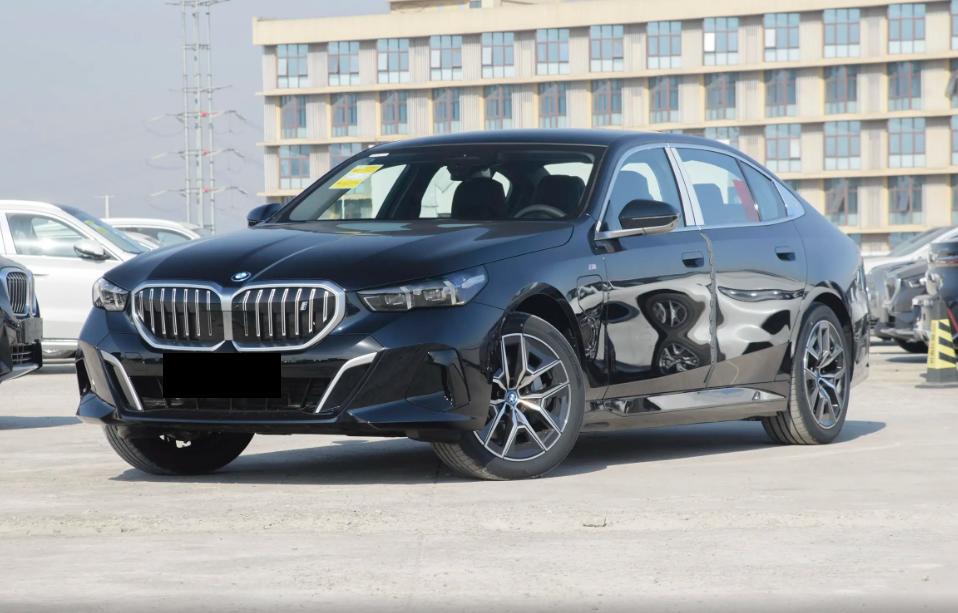 售價43.99萬,純電續航618km,2025款寶馬i5 eDrive35L上市