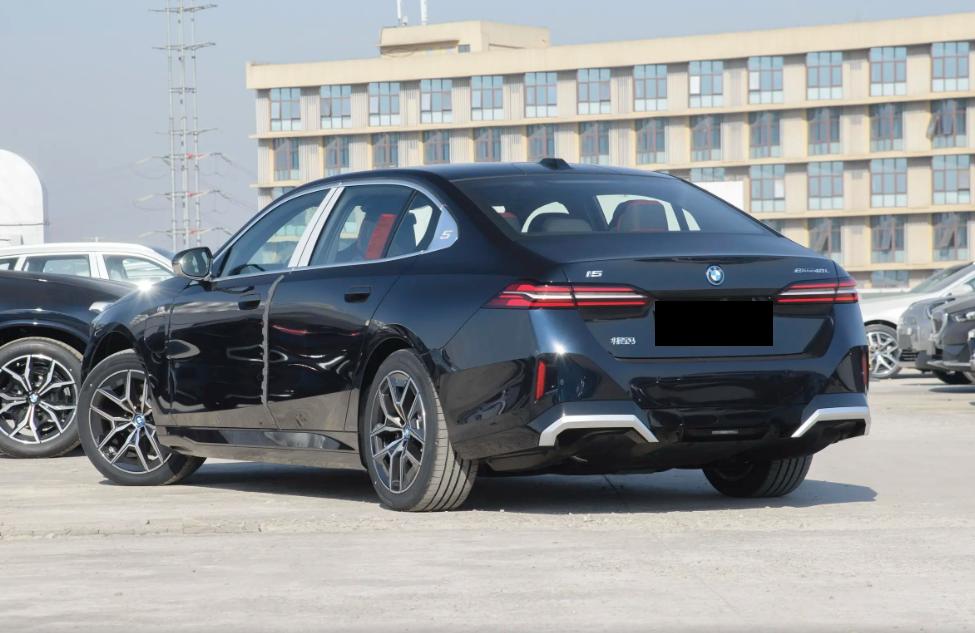 售價43.99萬,純電續航618km,2025款寶馬i5 eDrive35L上市
