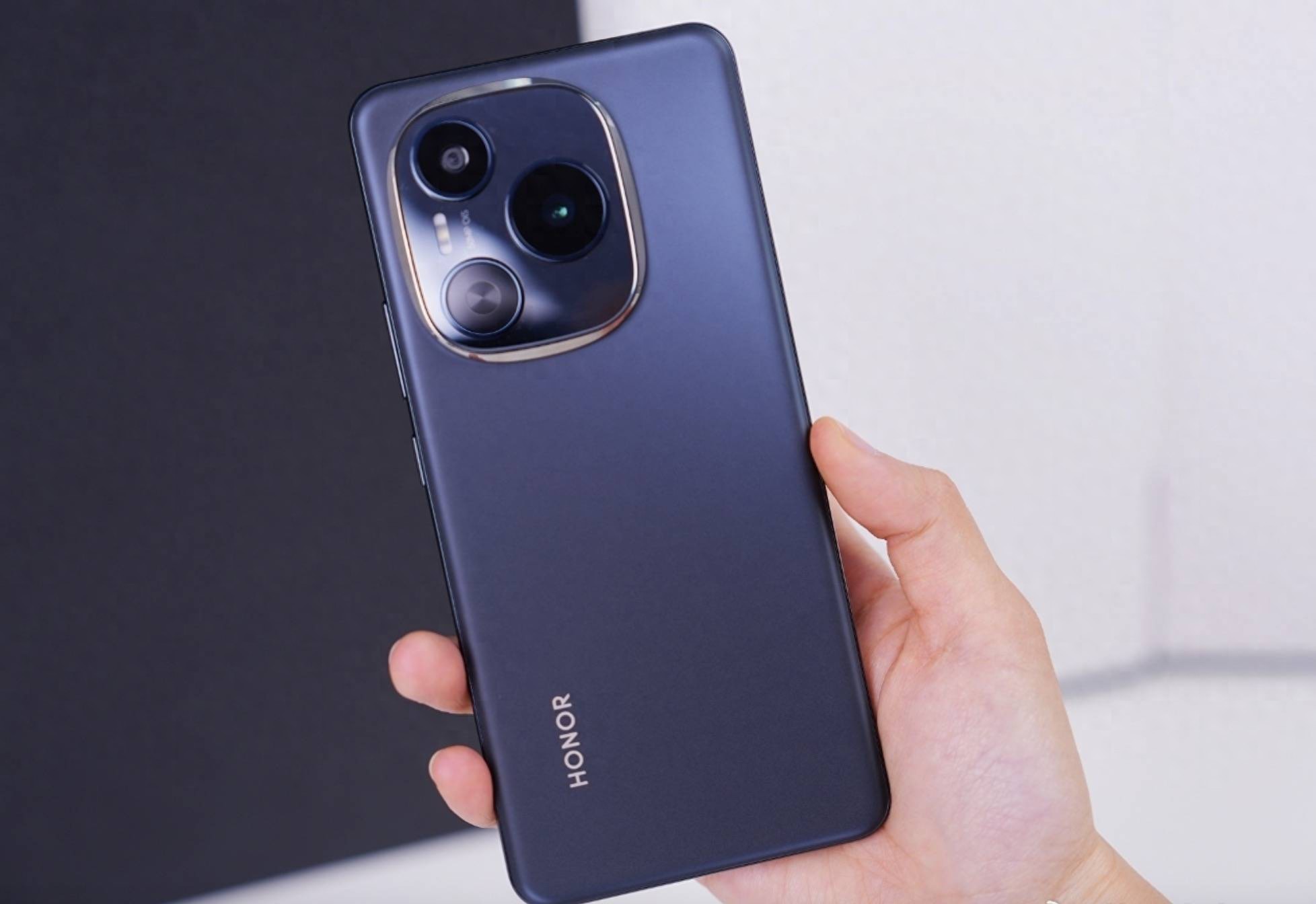 中端手機(jī)市場(chǎng)的“續(xù)航王”,8000mAh+256GB才賣1699元,支持66W快充