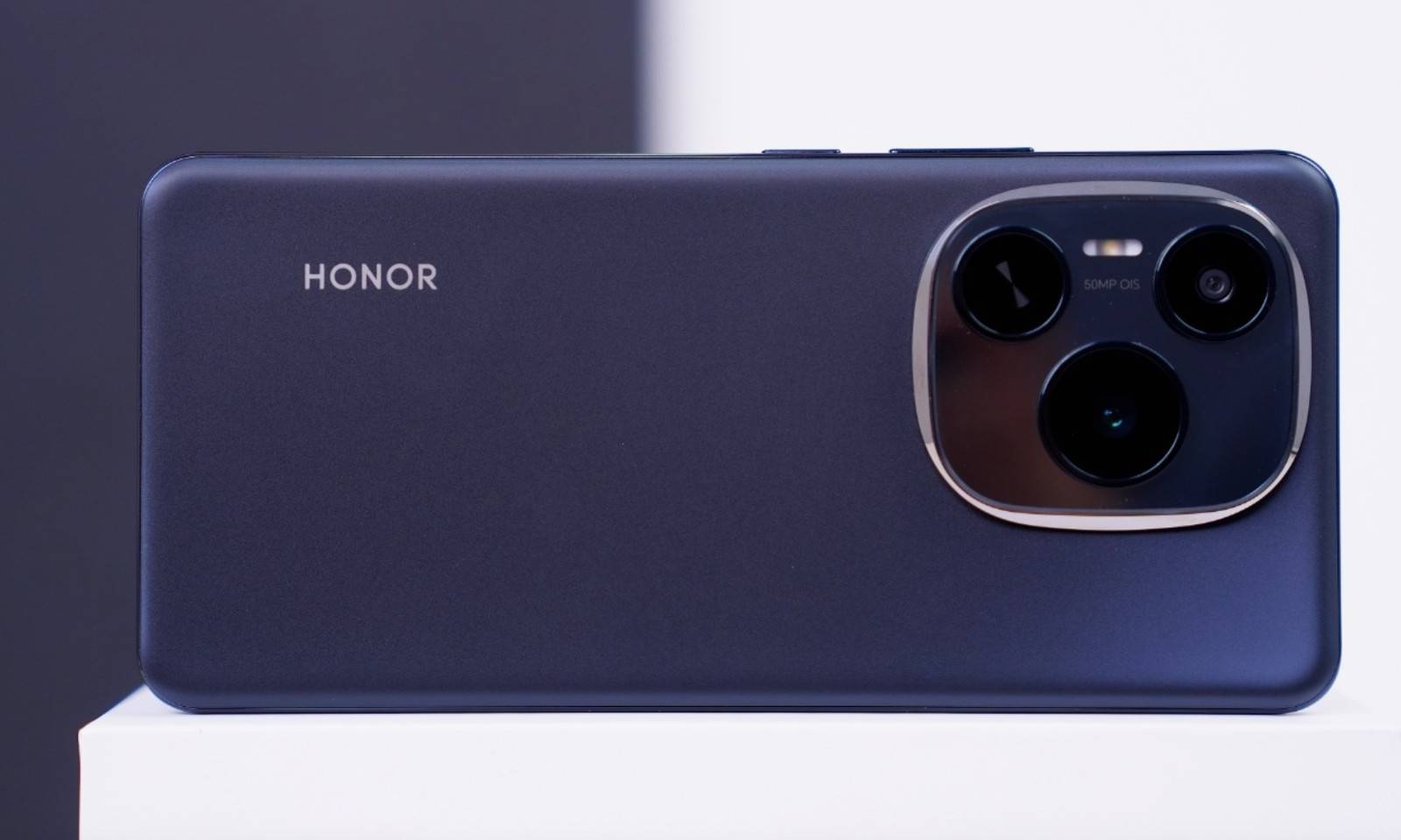 中端手機(jī)市場(chǎng)的“續(xù)航王”,8000mAh+256GB才賣1699元,支持66W快充